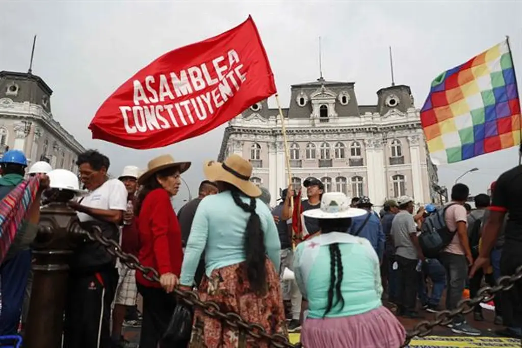 Protestors in Peru demand a constituent assembly (photo credit: Agencia EFE)