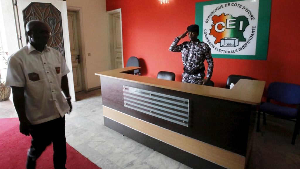 A soldier at the Ivorian Electoral Commission salutes a visitor (photo credit: RFI)