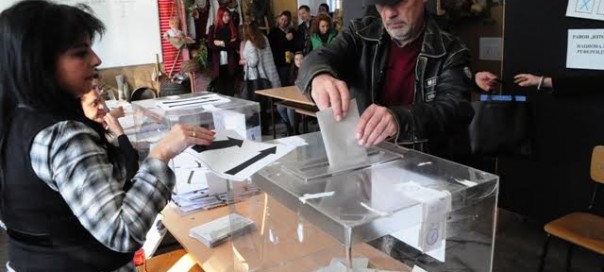 Electoral officer looks on as a man casts his vote (photo credit: Sofia Globe)