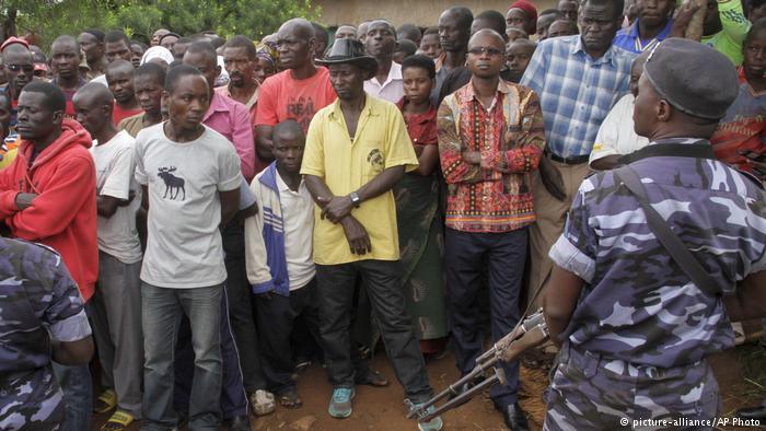 Burundians before the upcoming referendum (photo credit: picture-alliance/AFP Photo)