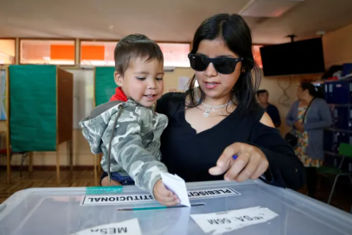Casting a ballot in the 17 December referendum for Chile's draft constitution in the city of Valparaiso (photo credit: Rodrigo Garrido)