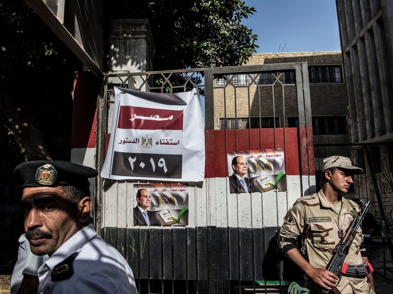 Egyptian soldier and policeman guarding a polling station (photo credit: Khaled Desouki /AFP/Getty Images)