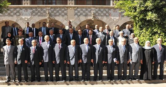 الحكومـة اليمنيـة تـؤدي اليميـن الدستورية بحضور وزراء من حزب صالح