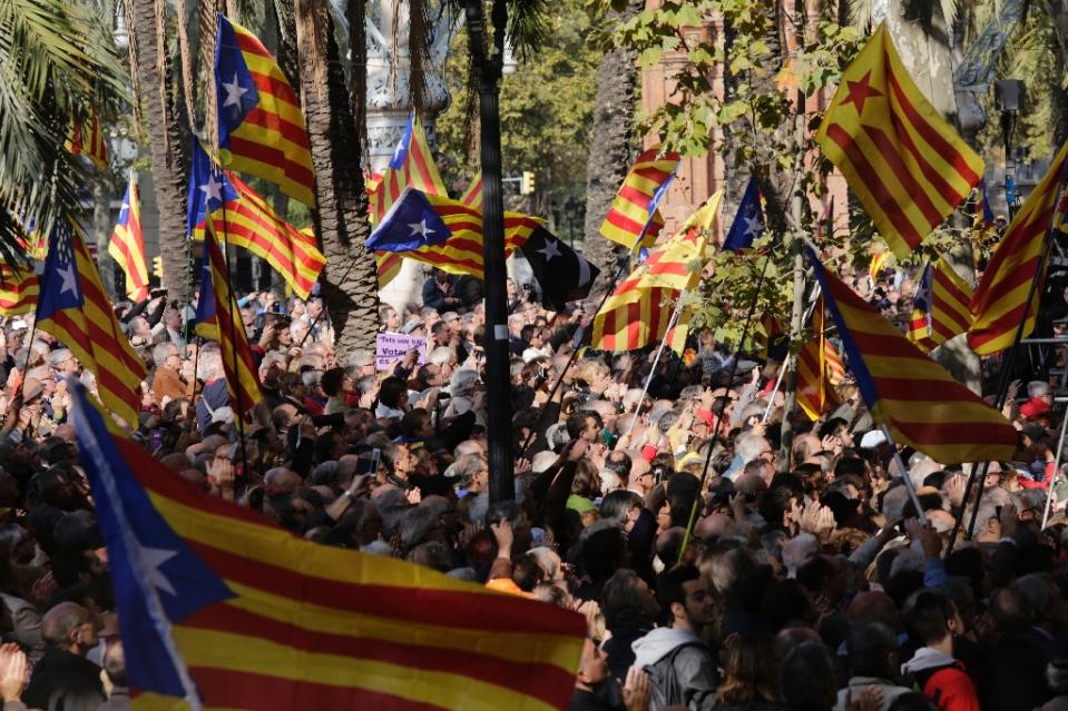 People wave "Estaladas" (pro-independence flags) outside the Superior Court of Catalonia on October 15, 2015 in Barcelona (photo credit: AFP /Pau Barrena)