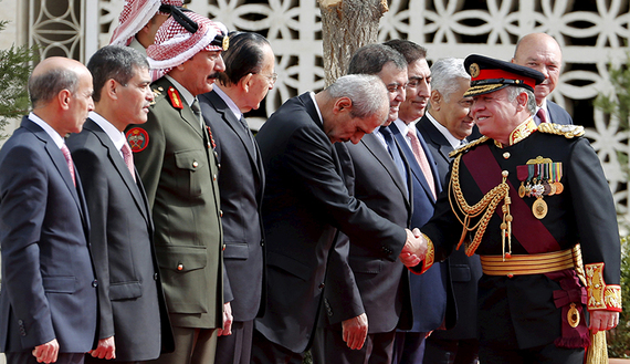 الملك عبد الله يصافح كبار رجال الدولة (الصورة لرويترز/محمد حامد)