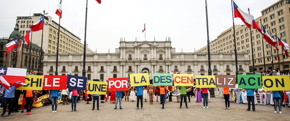 Supporters of decentralization in Chile in front of the presidential palace (photo credit: CERUACh)