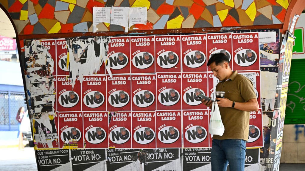 Posters urging rejection of the measures in the 5 February 2023 omnibus referendum stating "Punish Lasso, Vote No" (photo credit: Prensa Latina)