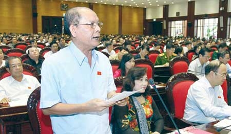 Deputy Danh Ut from Kien Giang Province states his opinion to the draft amendments to the 1992 Constitution at a discussion of the National Assembly yesterday, Nov 5.