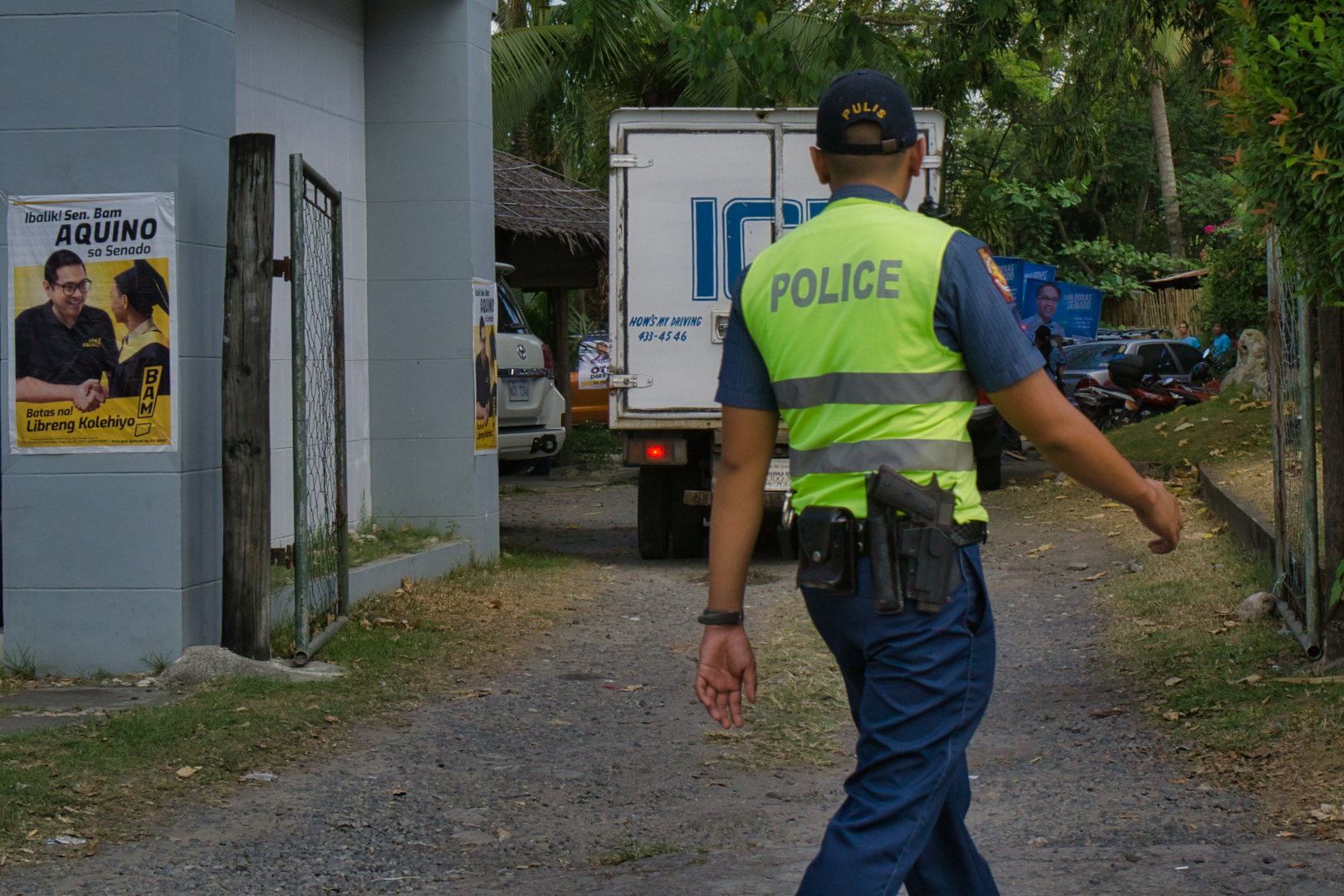 Police officer in the Philippines (photo credit: Brian Evans/flickr)