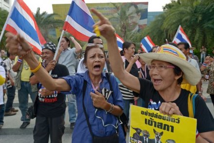 Anti-government protesters shout slogans as they gather at in front of the Constitutional Court in Bangkok on November 20, 2013. (Credit: AFP) 