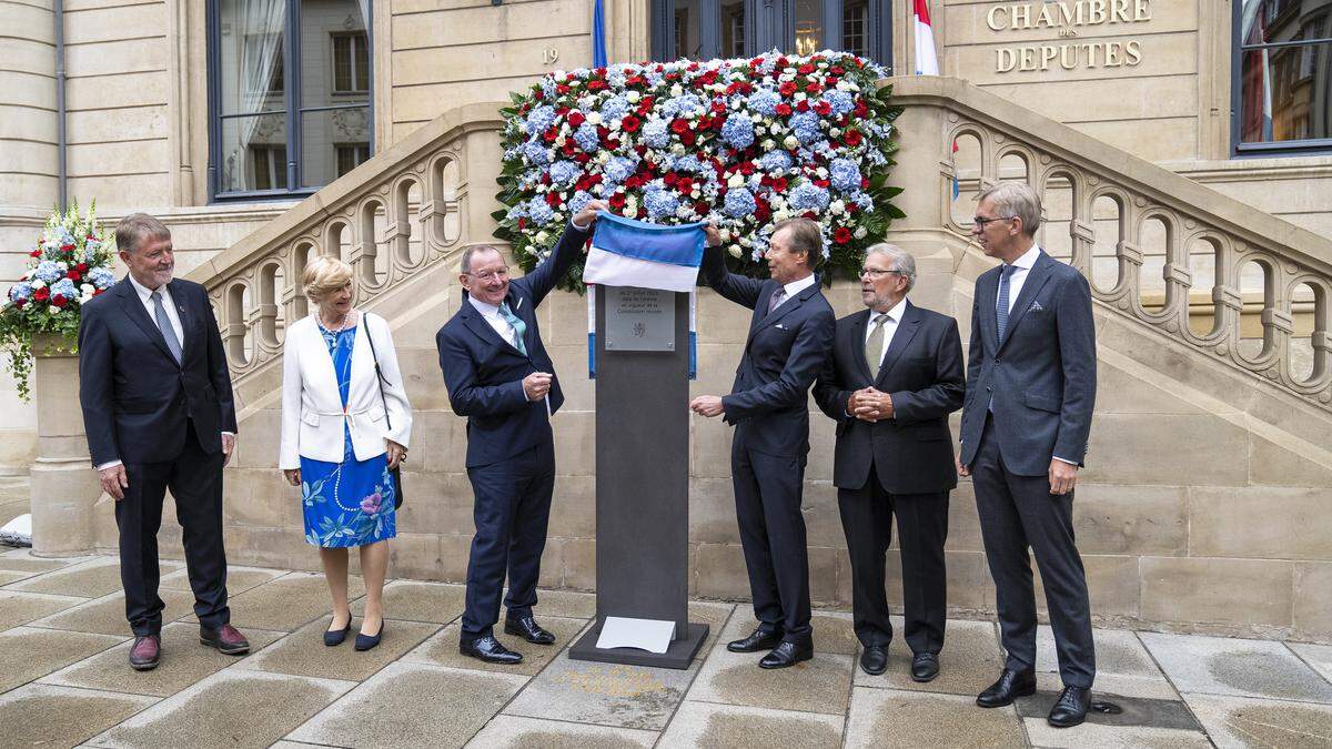 President of the Chamber of Deputies Fernand Etgen and the Grand Duke Henri at the unveiling of a commemorative plaque (photo credit: Chamber of Deputies)