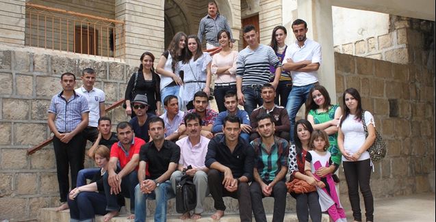 أعضاء مجموعة كلنا مواطنون خلال زيارة لمعبد لالش، وهو موقع قديم مقدس لدى اليزيديين في كردستان. تضمنت الزيارة جولة في المعبد وورشة عمل حول الأقليات المختلفة التي تعيش في العراق  © منظمة باكس