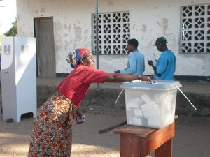 A woman votes in the 2009 Malawi elections (photo credit: Kundambiche Kazembe/Flickr)