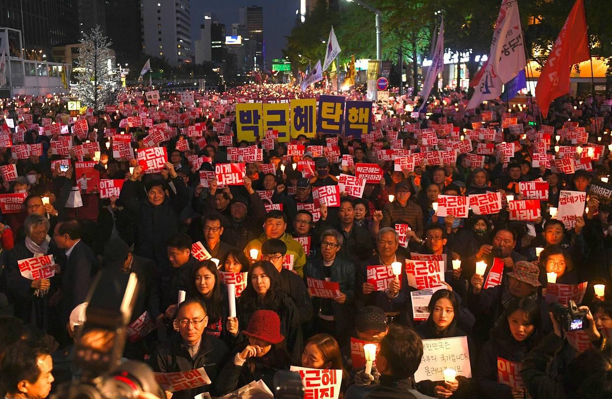 Protesters calling on President Park to step down (Photo credit: wsj.com)