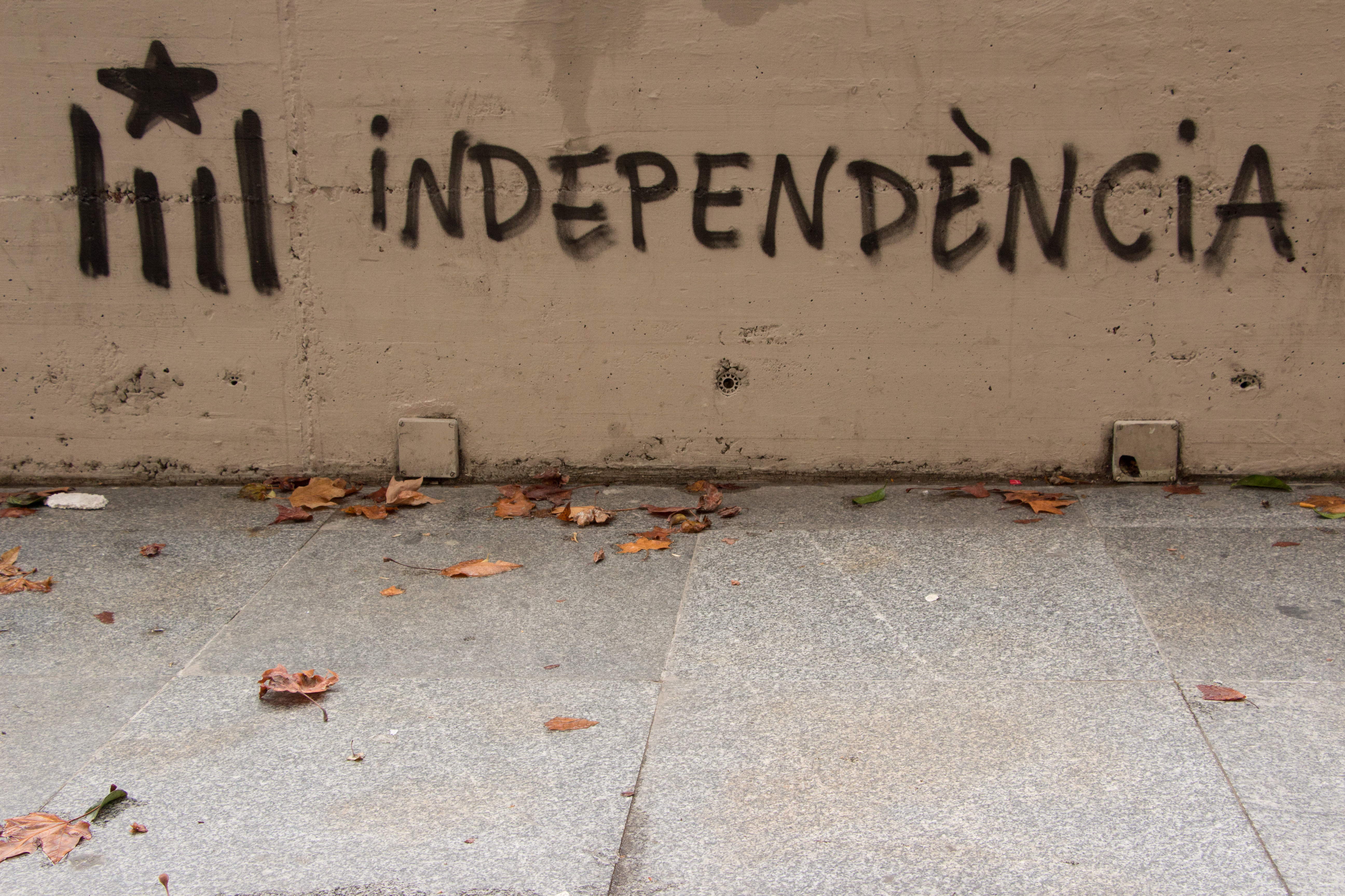 A drawing of the flag of Catalonia, with a declaration for 'Independence' (Photo credit: Don McCullough/Flickr)