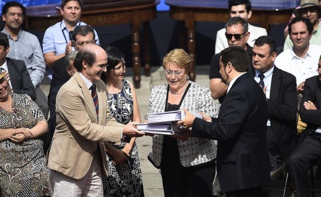 President Michelle Bachelet receiving citizens' suggestions for drafting a new constitution (photo credit: EFE/Chile's Presidency/Ximena Navarro)