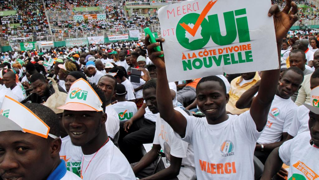 Supporters of the 'yes' for a new constitution campaign (photo credit: REUTER/Luc Gnago)