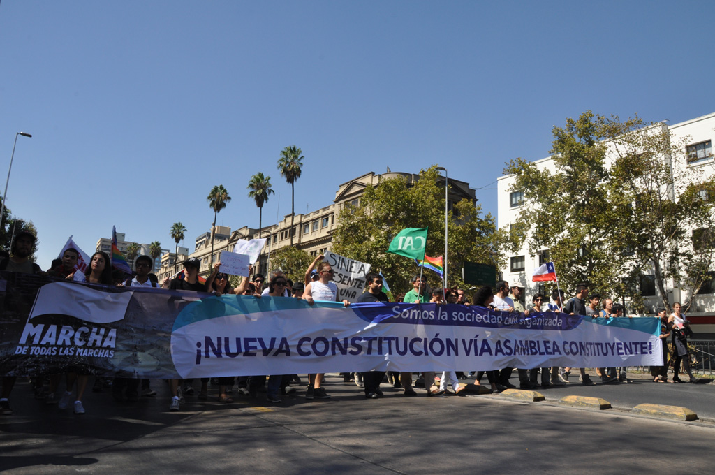 Demonstrators demand a new Constitution for Chile (2014) (photo credit: Movilh Chile/Flickr)