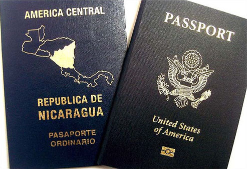 Passports of Nicaragua and the United States (credit: LaNicoya via Wikimedia Commons)