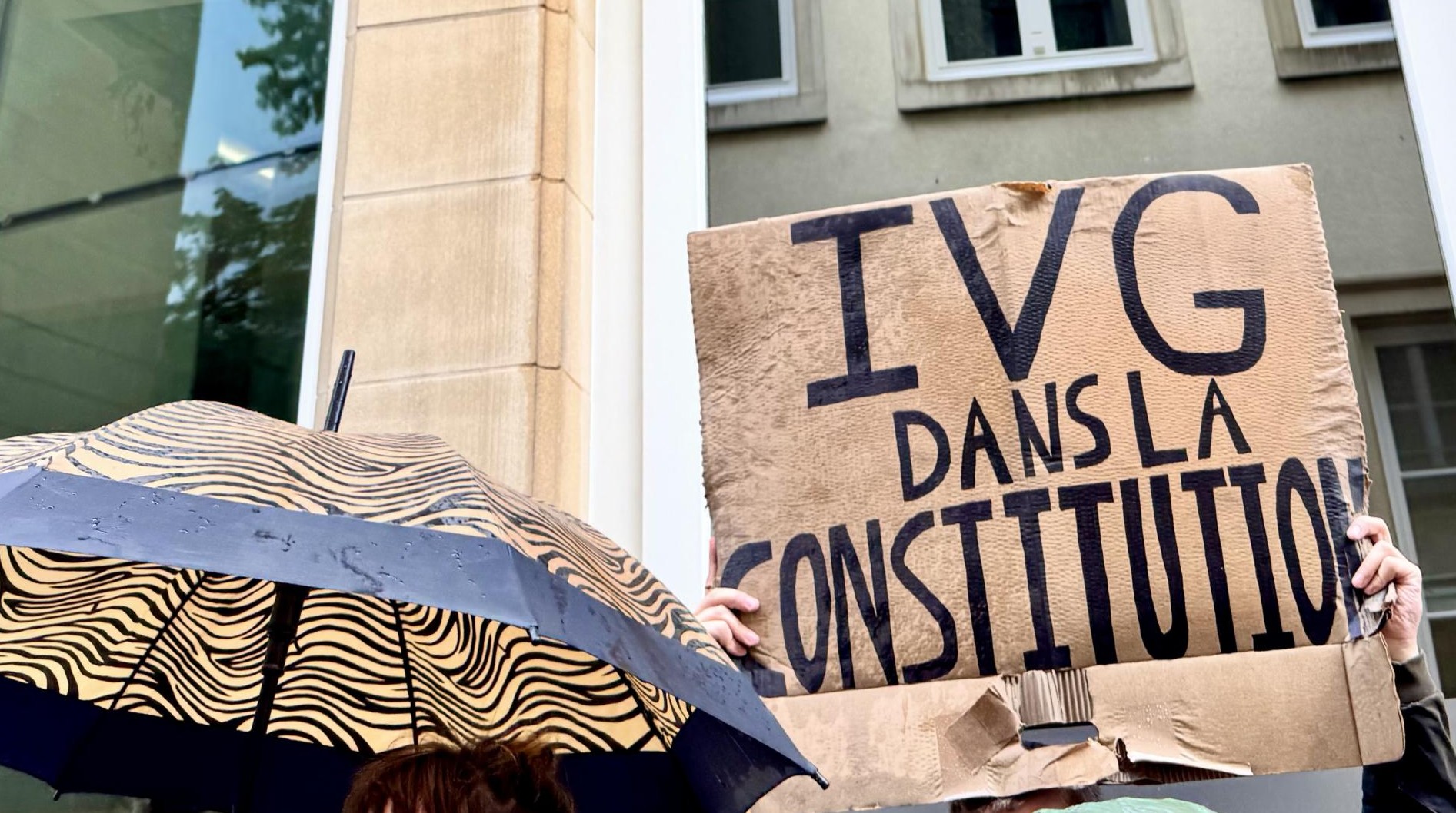 A sign supporting the enshrinement of abortion rights in the Constitution displayed during debates in the Chamber of Deputies (credit: website of the Chamber of Deputies of Luxembourg).