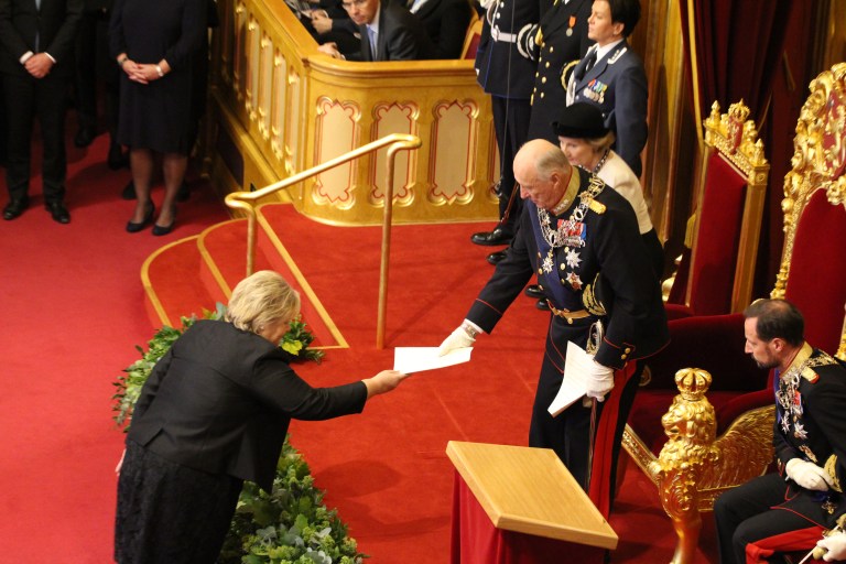 Prime Minister Solberg gives the king the speech of the throne. (photo credit: Oskar Aanmoen)
