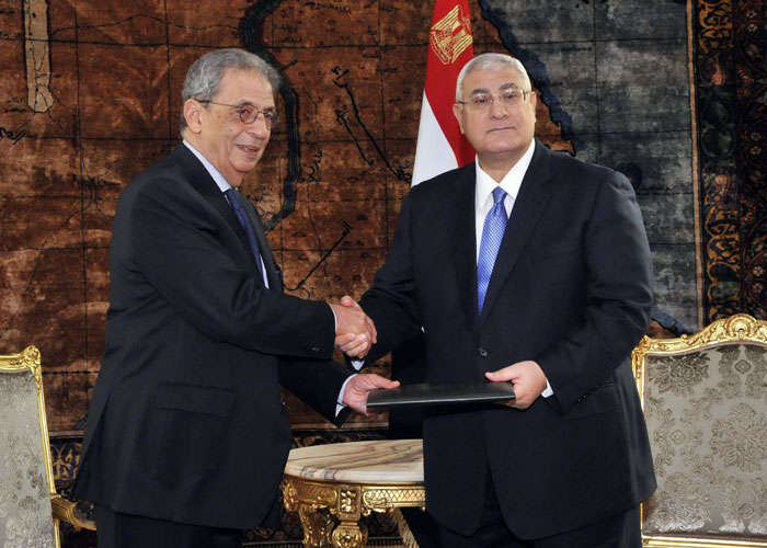 مصـر: الرئيس يتسلم الدستور وجماعة الإخوان تغرد خارج السرب