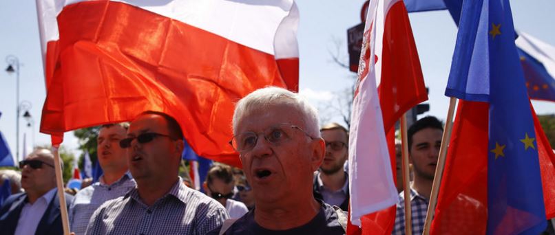محتجون مناهضون للحكومة في بولندا (رويترز) 