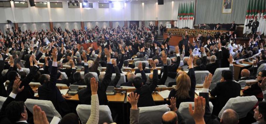 دستور الجزائر: "ثرثار" يتحدث عن حقوق لا يضمنها