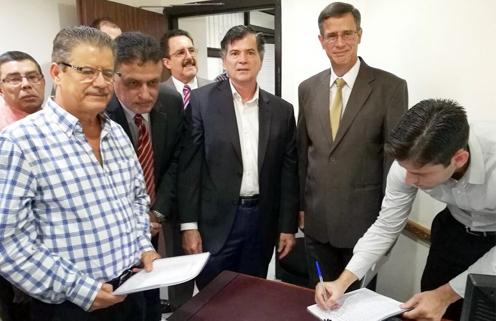 Former Comptroller General Alex Solís Fallas (third from right) presents Supreme Elections Tribunal President Luis Antonio Sobrado (second from right) a petition to hold a public referendum on drafting a new Constitution (photo credit: Nueva Constitución CR)
