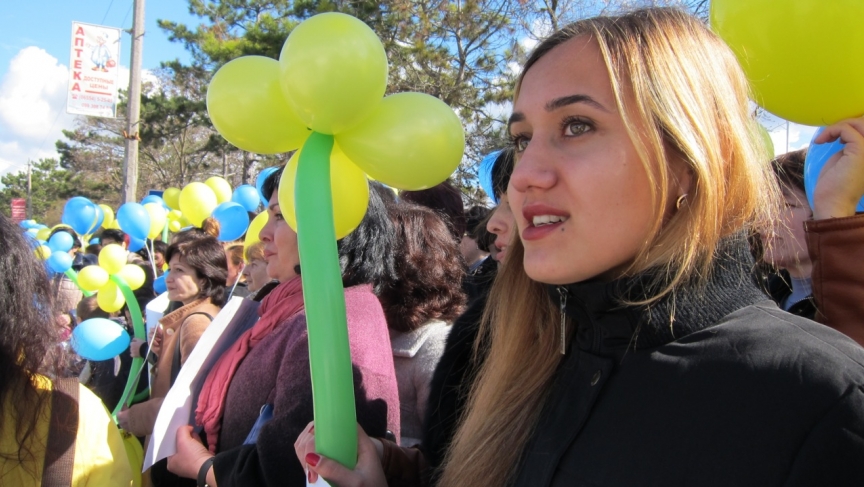 Crimean Tatars demonstrate to keep Crimea part of Ukraine. They are holding yellow and blue balloons, the colours of Ukraine's flag. [photo credit: Natalia Antelava]
