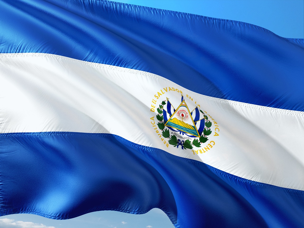 Flag of El Salvador (photo credit: jorono via pixabay)