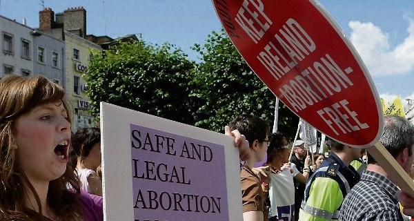 Pro and anti-abortion campaigners demonstrate (photo credit: Irish Examiner)