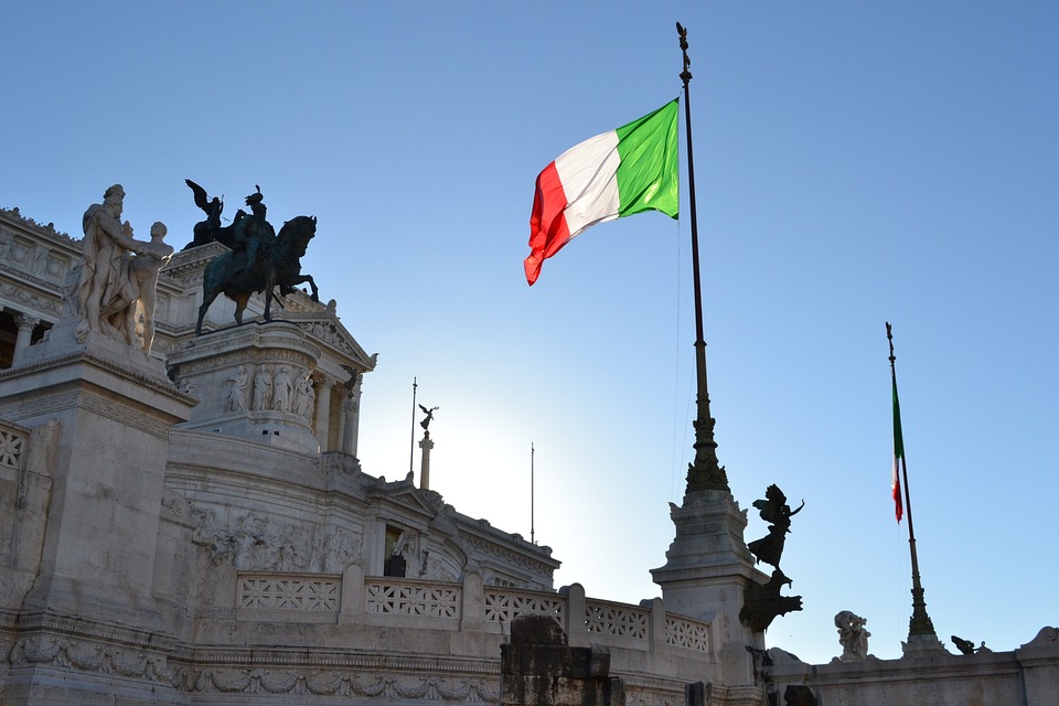 talian Flag in front of the Victor Emmanuel II National Monument (photo credit: juliacasado1 via pixabay)