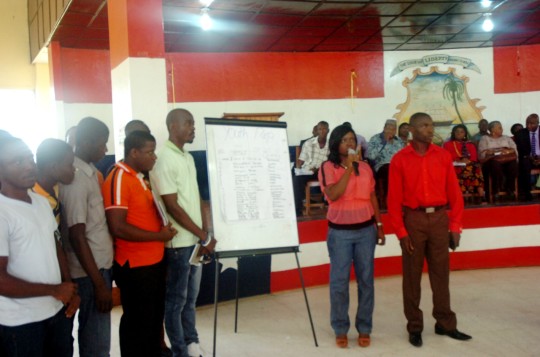 Youth representatives making a group presentation during the public consultations held in Buchanan Grand Bassa county (source of image: UNDP)