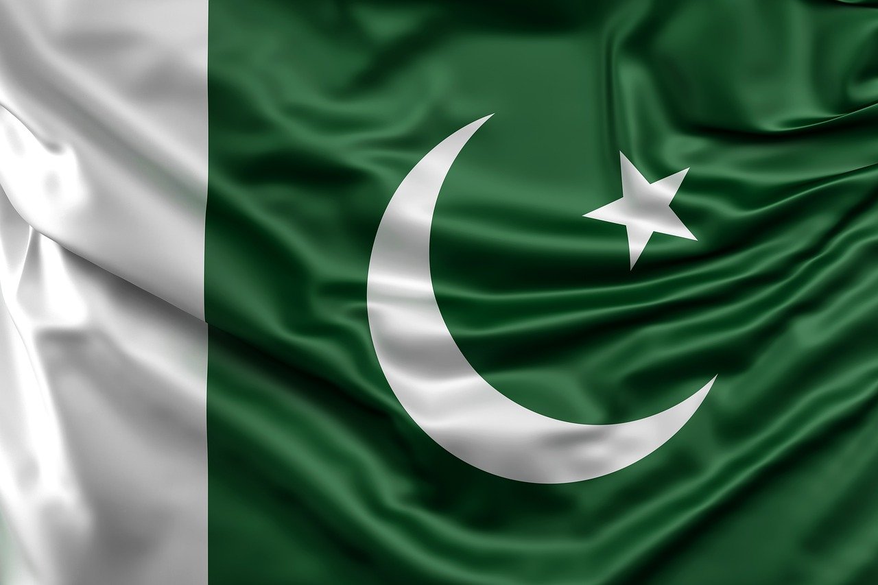 Flag of Pakistan (photo credit: qkcreativity92 via pixabay)