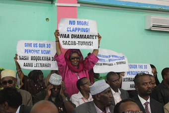 نساء في الجمعية الوطنية التأسيسية يحملن لافتات تطالب بحقوقهن 
