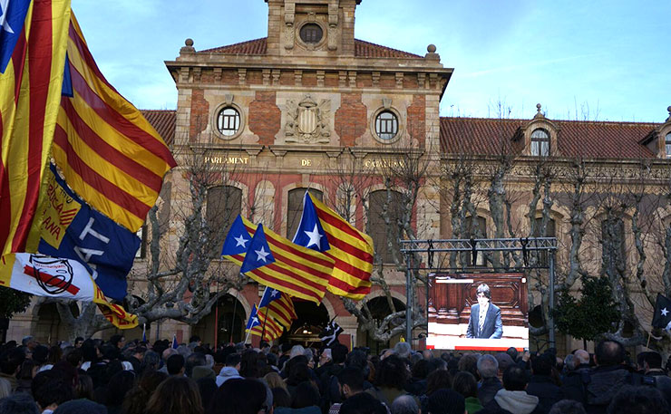 Catalans protest outside parliament house in favour of independence (photo credit: Thom Mitchell/New Matilda)
