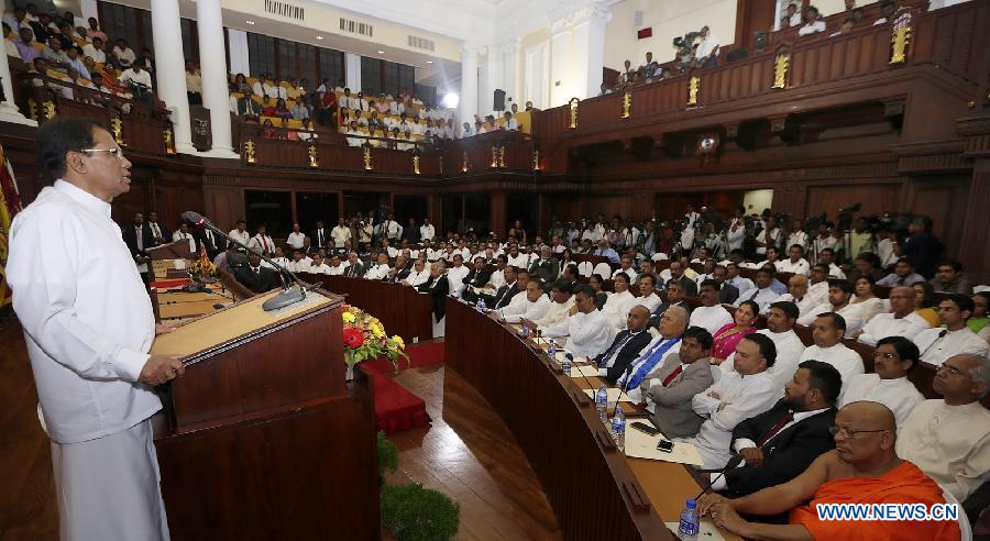Sri Lankan President Maithripala Sirisena (L) addresses members of parliament at Parliament House in Colombo. (Photo: AFP/President's Office)
