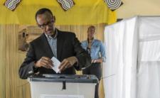 الرئيس الرواندي بول كاجامي يدلي بصوته. صورة لرويترز