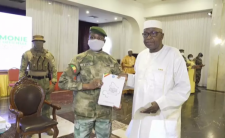 Fousseyni Samaké, President of the Constitution Drafting Commission submitting the draft constitution to Assimi Goïta (photo credit: Afrique Média)