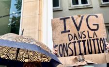 A sign supporting the enshrinement of abortion rights in the Constitution displayed during debates in the Chamber of Deputies (credit: website of the Chamber of Deputies of Luxembourg).