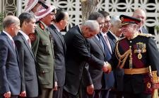 الملك عبد الله يصافح كبار رجال الدولة (الصورة لرويترز/محمد حامد)