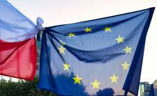 EU and Polish flags during 2021 pro-EU protests (photo credit Kasia Derenda via Unsplash)