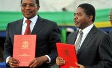 President Kikwete of Tanzania (on the left) with the proposed Constitution (photo credit: ippmedia.com)