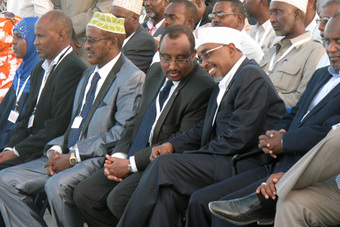 رئيس المجلس النيابي المنتهية ولايته شريف حسن شيخ آدن (على اليمين) يتحدث مع رئيس 