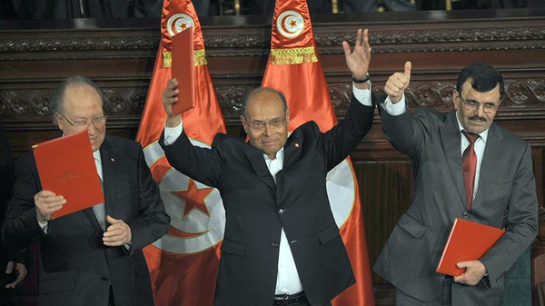 الرؤساء الثلاثة يحملون الدستور الجديد