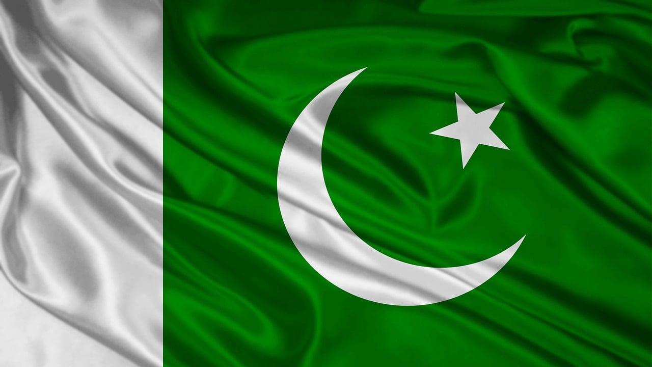 Flag of Pakistan (photo credit: Uzairmaqbool via pixabay)