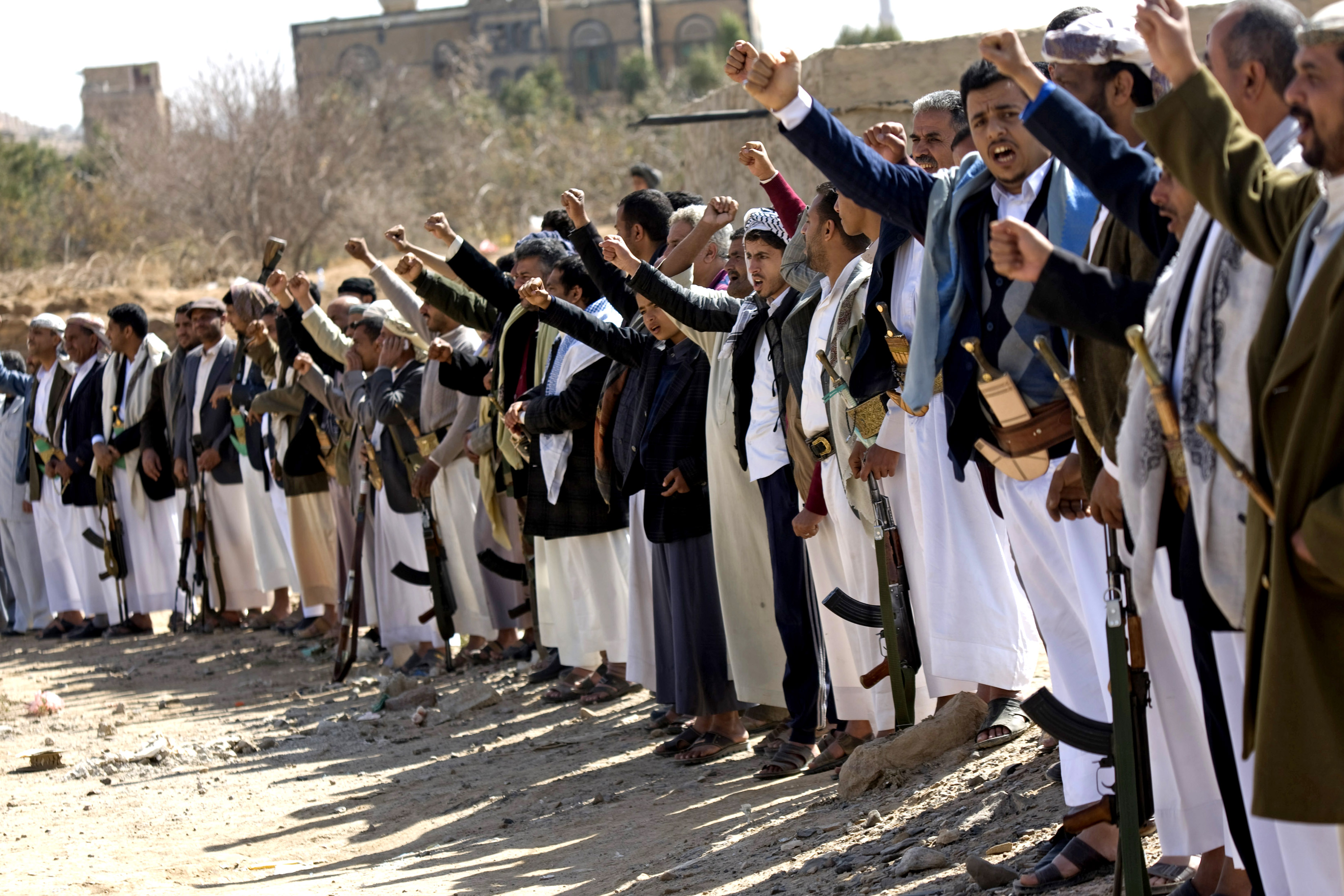 Houthi Shiite Yemeni chant slogans during clashes near the presidential palace in Sanaa, Yemen, 19 January 2015 (photo credit: AP)