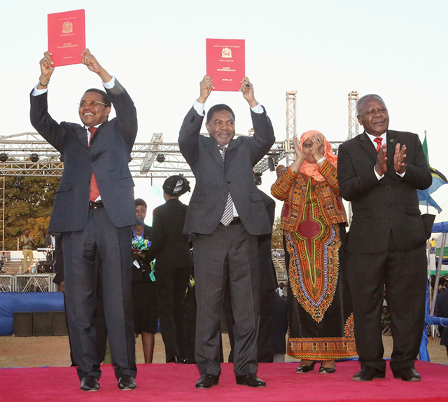 Tanzanian President Jakaya Kikwete and Zanzibar President, Dr Ali Mohamed Shein, show copies of the Proposed Constitution (photo credit: In2EastAfrica) 